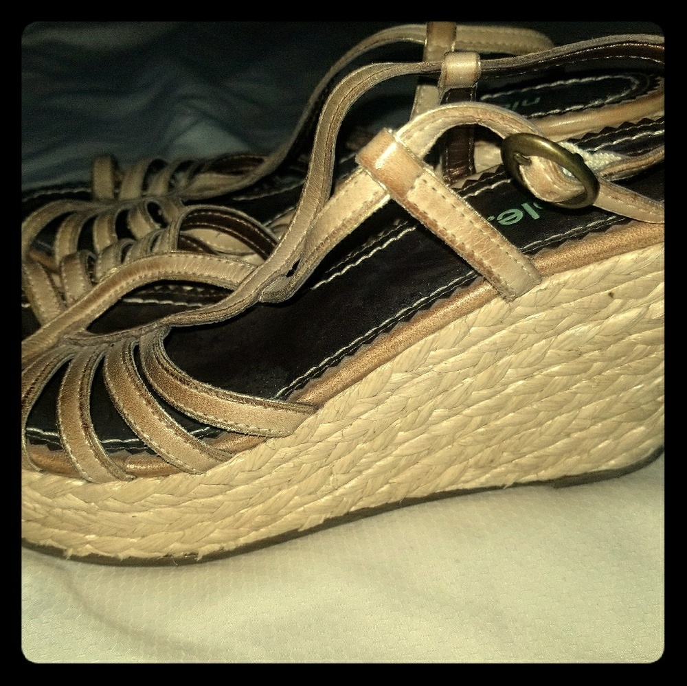 Preowned Nicole Wedges Size 7M